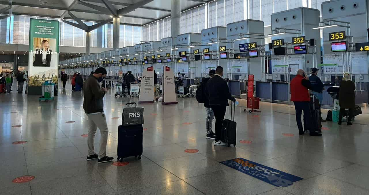 Cola en facturación del aeropuerto de Málaga