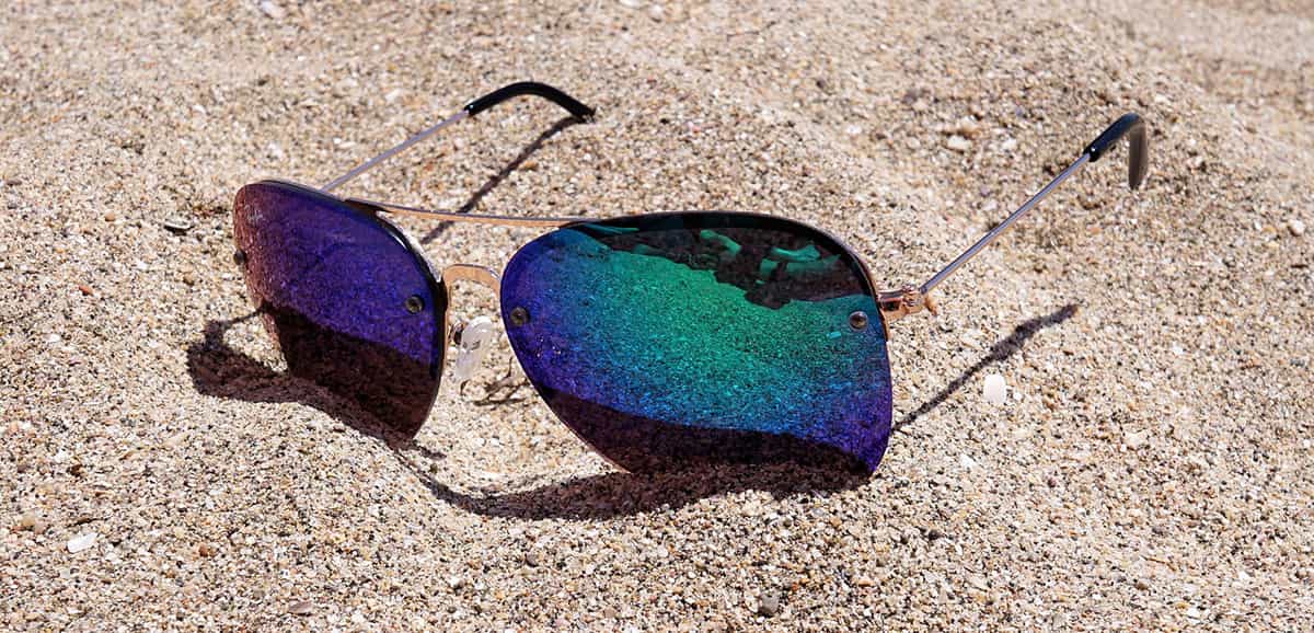 gafas de sol en la arena