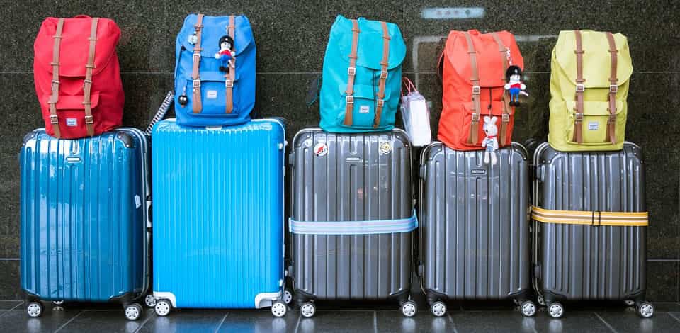 Handgepäck und aufgegebenes Gepäck am Flughafen