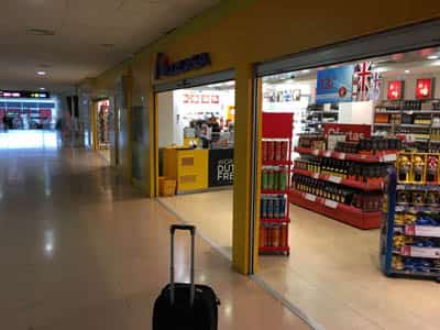 tiendas y restaurantes en el aeropuerto