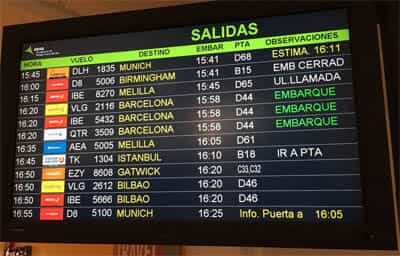 Panel de salidas del aeropuerto